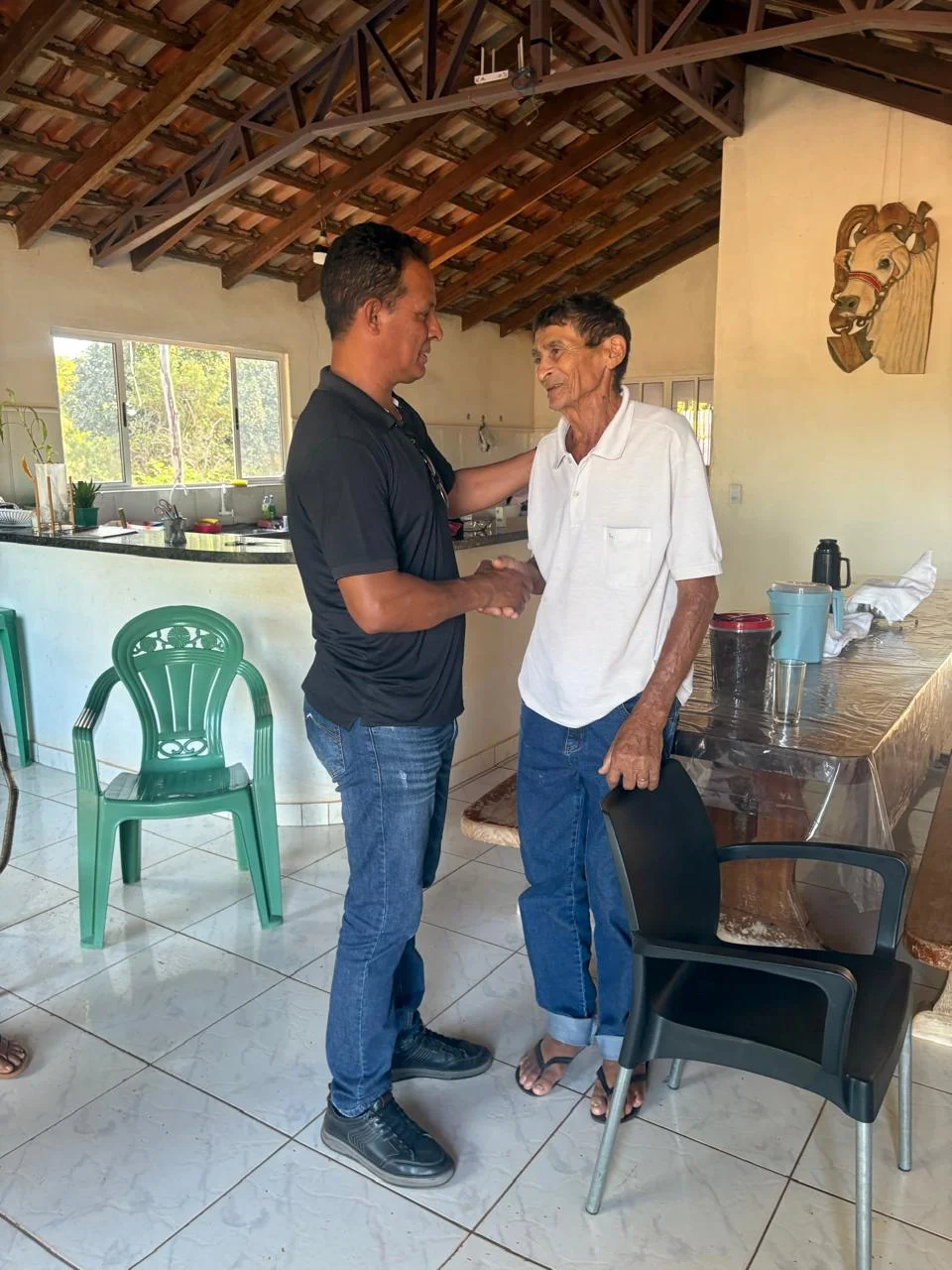 Registro de Gilmar Miranda em encontro com pessoas