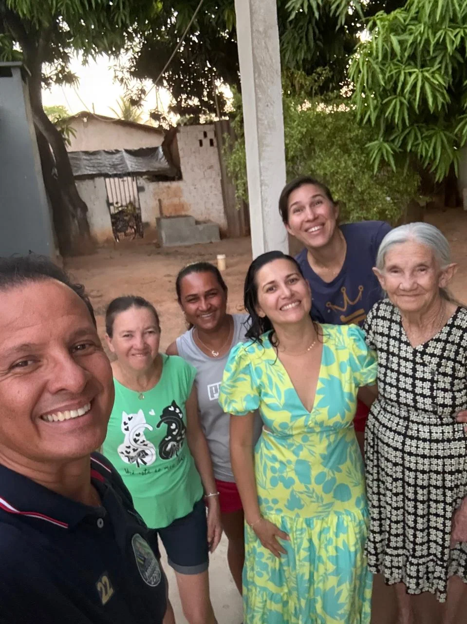 Registro de Gilmar Miranda em encontro com pessoas