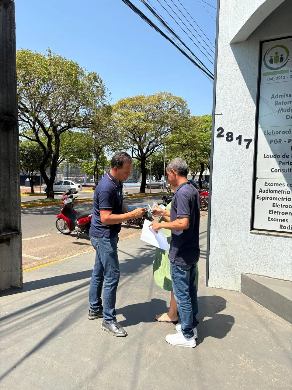 Registro de Gilmar Miranda em encontro com pessoas
